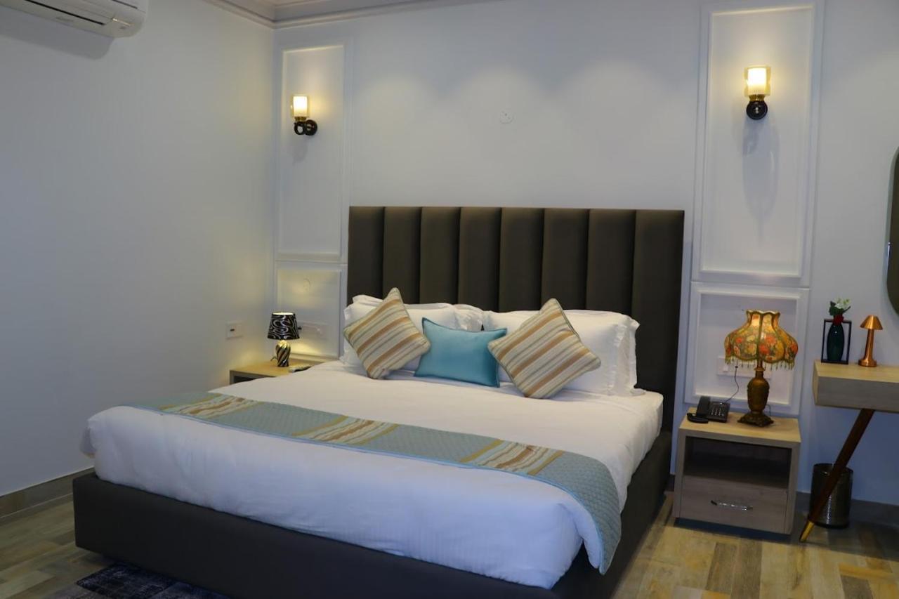 Hotel Elegance Regency Khanna  Esterno foto