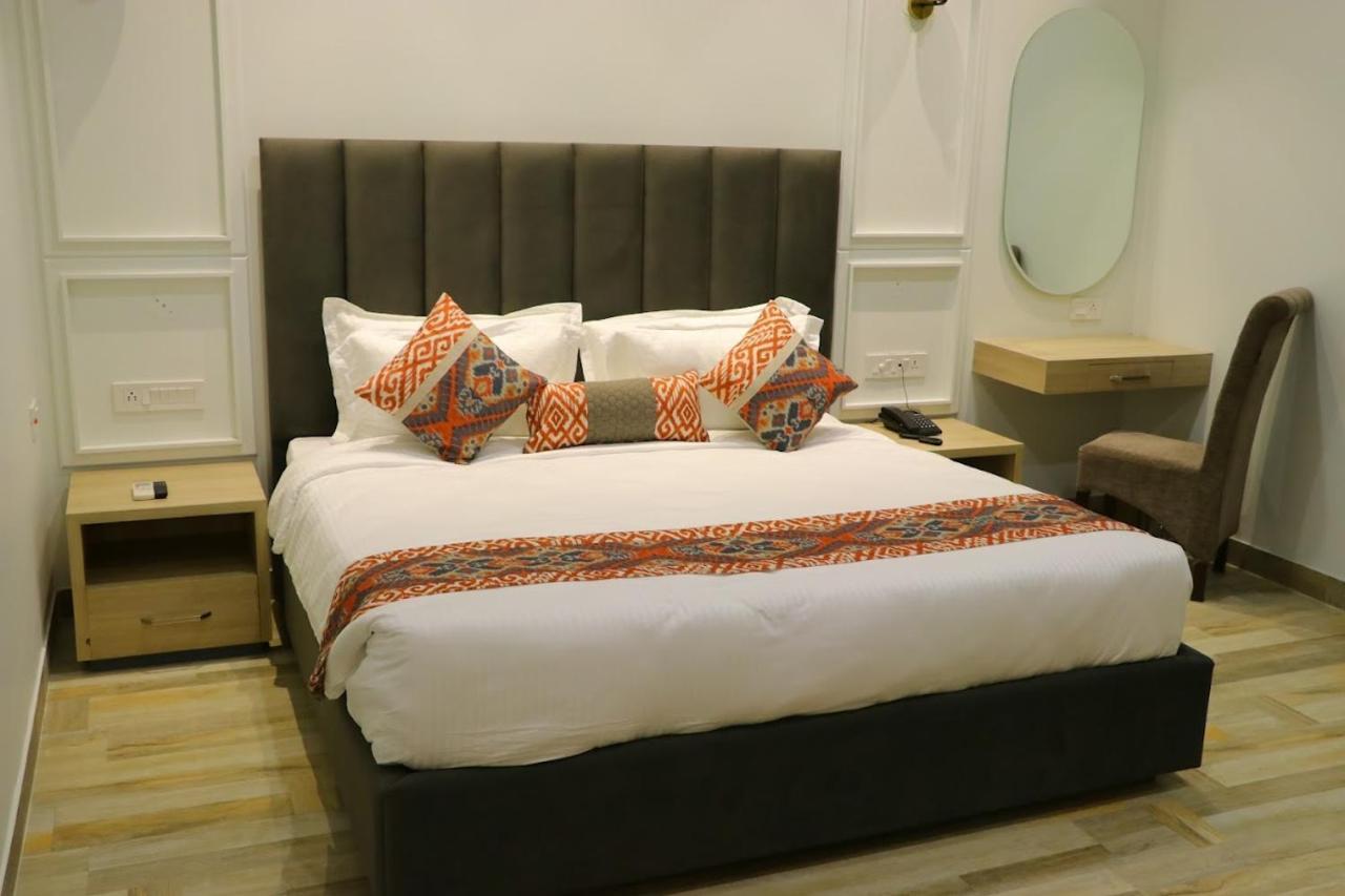Hotel Elegance Regency Khanna  Esterno foto